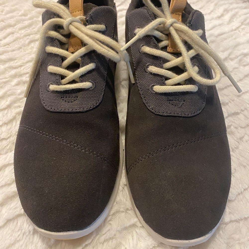 Tom’s Womens Shoes. Worn once. Size 10